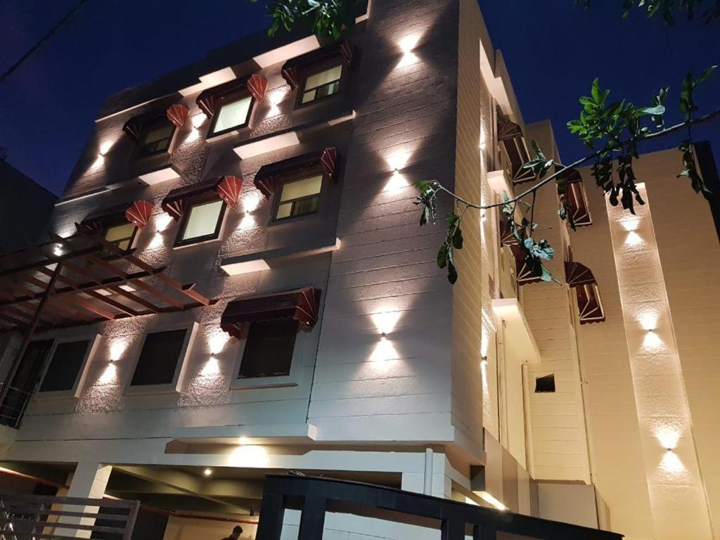 New Gokul Grand Hotel Дехрадун Екстериор снимка